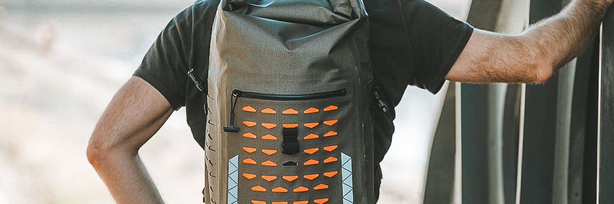 Tatonka Commuter Rolltop 30 WP Rückenansicht mit Person