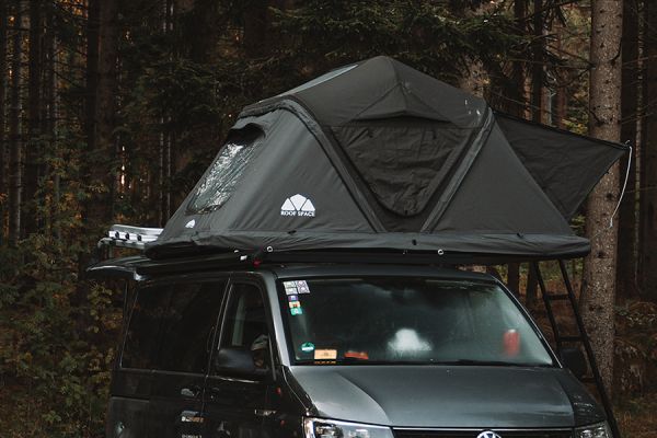 Roofspace2 in Schweden am Waldrand auf einem VW T6