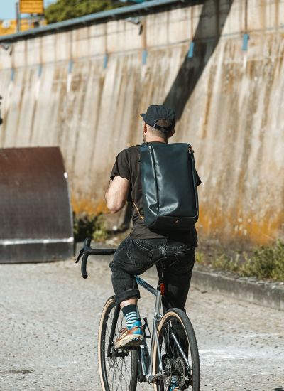 Big Agnes Causeway 28 L Fahrradfahrer auf einer Strasse