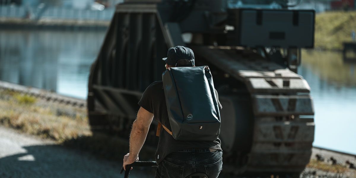 Big Agnes Causeway 28 L Fahrradfahrer an einem Kran