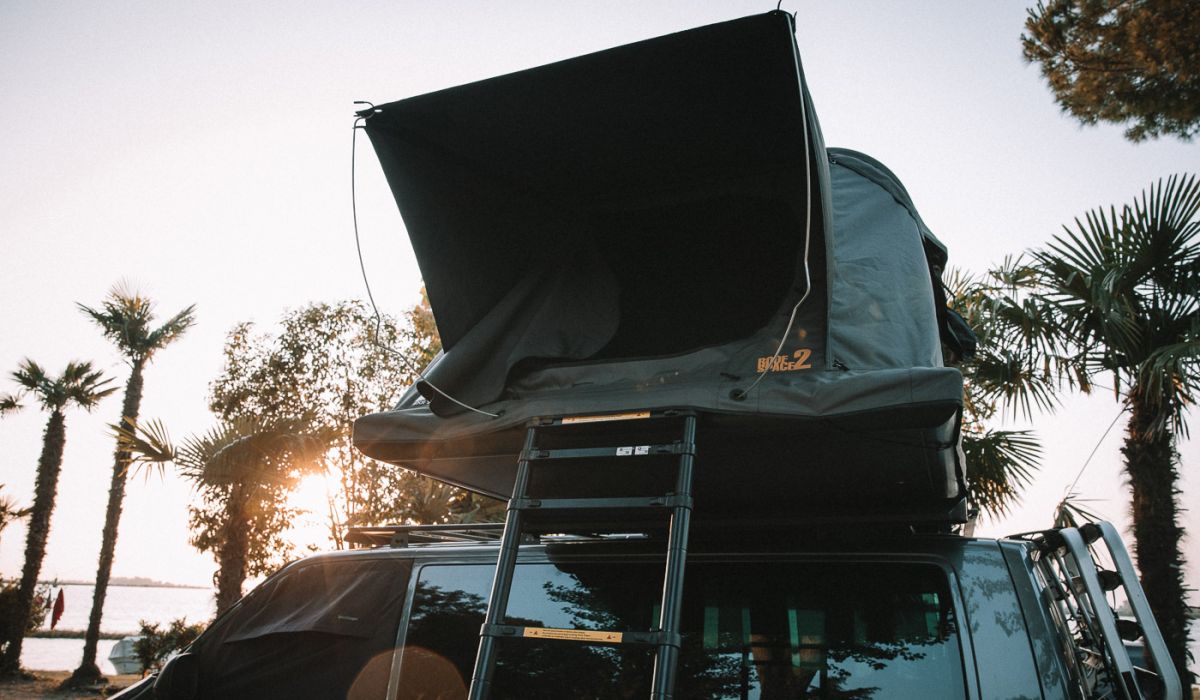 RoofSpace 2 auf einem VW T6 bei Sonnenuntergang Golgen Hour
