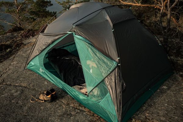 Big Agnes Sarvis VST 3 an der Küste auf einem Felsen