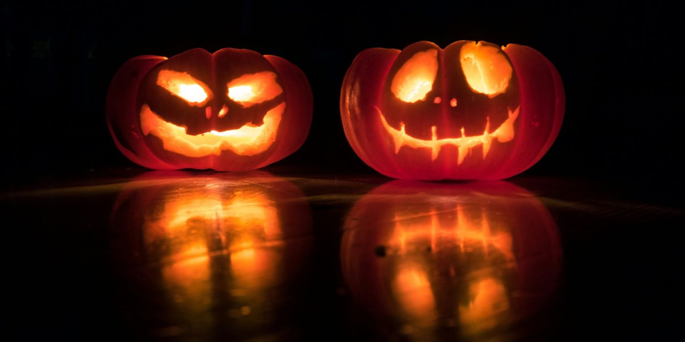 Halloween-Dekoration vor einem Holzhaus in Nordamerika