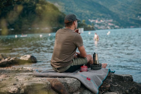 Ask The Fox Cosy Fox mit Model am Lago Maggiore und Campingkocher