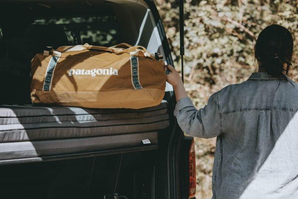 Patagonia Black Hole Duffel 55 Test Frau am Kofferraum