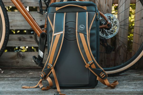 Big Agnes Causeway 28 L an ein Gravelbike gelehnt