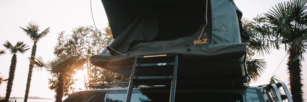 RoofSpace 2 auf einem VW T6 bei Sonnenuntergang Golgen Hour