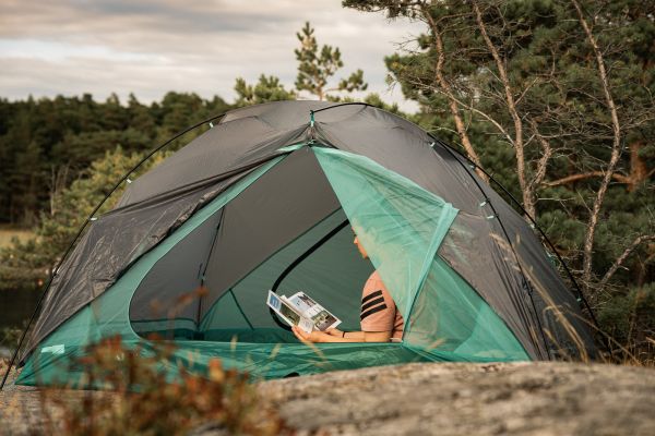 Big Agnes Sarvis VST 3 Trekkingzelt mit einer Person die liest