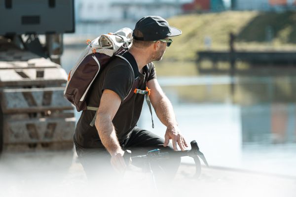 Osprey Transporter Rolltop Radfahrer am Wasser