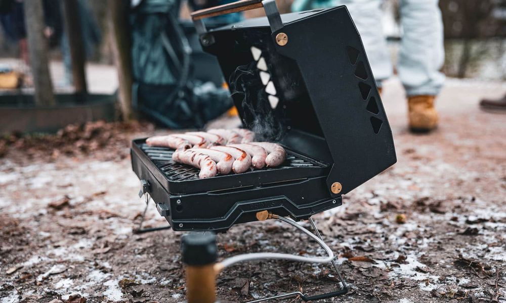 Bratwürste auf dem Primus Gasgrill im Winter