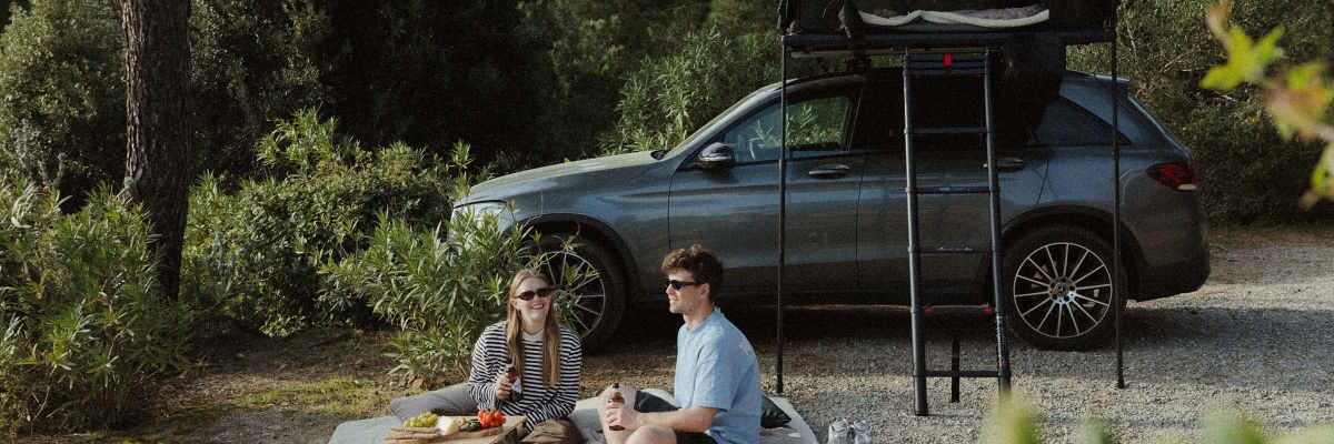 qeedo Camping mit Dachzelt und Picknick im Freien