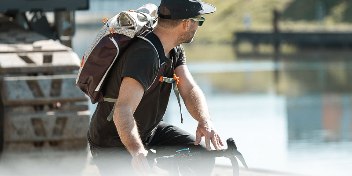 Osprey Transporter Rolltop Radfahrer am Wasser