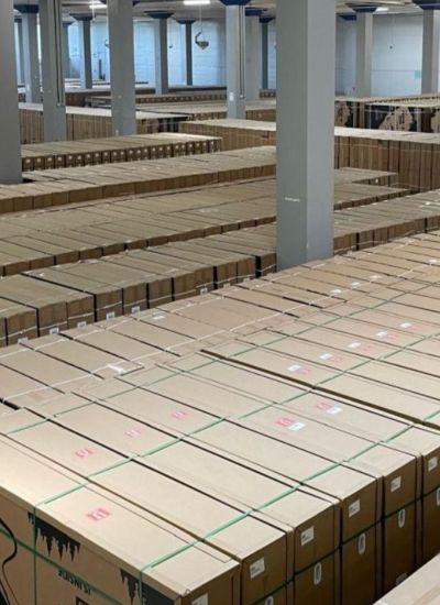 Tentbox Lagerhalle mit Dachzeltkartons