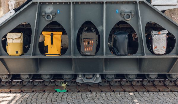 Daypacks im Vergleich im Hafengebiet an einem Kran