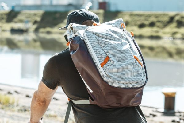 Osprey Transporter Rolltop Fahrradfaherer am Hafendock