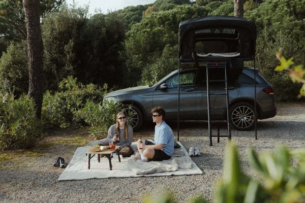 qeedo Camping mit Dachzelt und Picknick im Freien