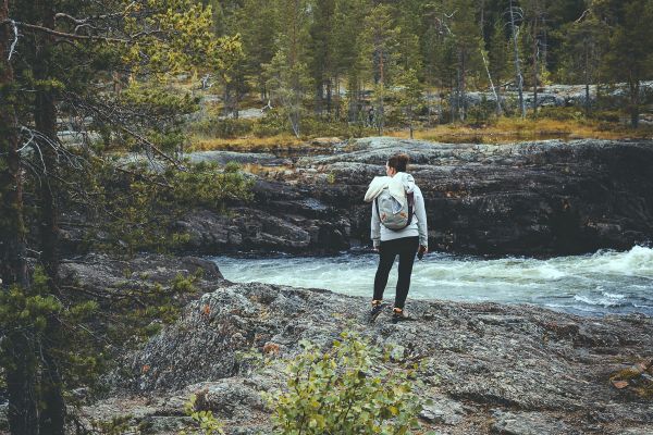 Model am Fluss in Schwende Trollforsen