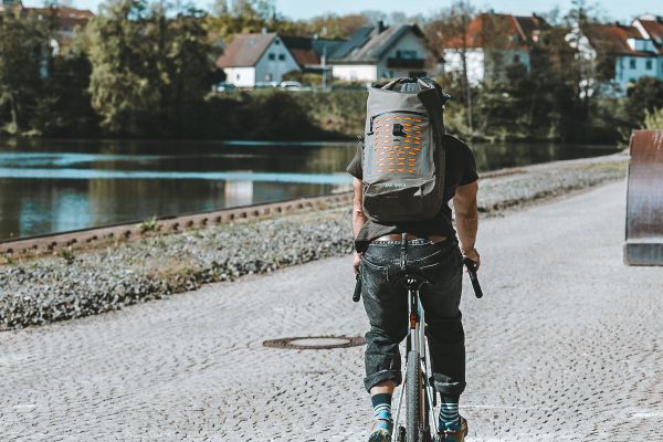 Tatonka Commuter Rolltop 30 WP Fahrradfahrer am Wasser