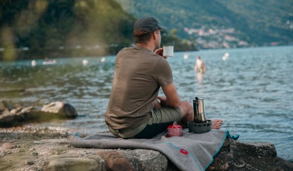 Ask The Fox Cosy Fox mit Model am Lago Maggiore und Campingkocher