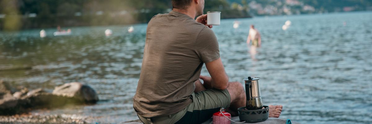 Ask The Fox Cosy Fox mit Model am Lago Maggiore und Campingkocher