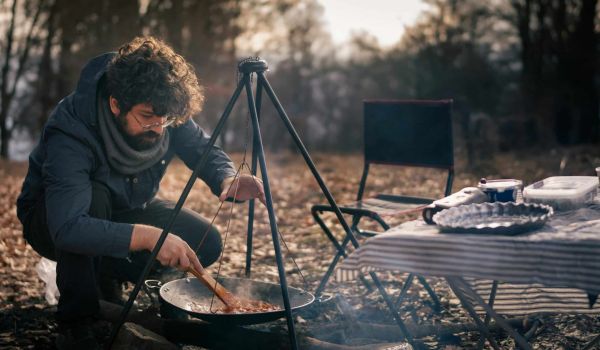 Outdoor Küche im Winter am Lagerfeuer
