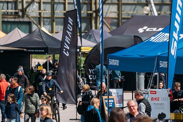 e bike days München 2026 Ausstellerzelte und Besucher Olympiapark