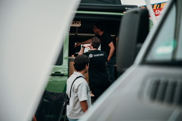 Campany Vans VW Crafter wird von Mitarbeiter erklärt