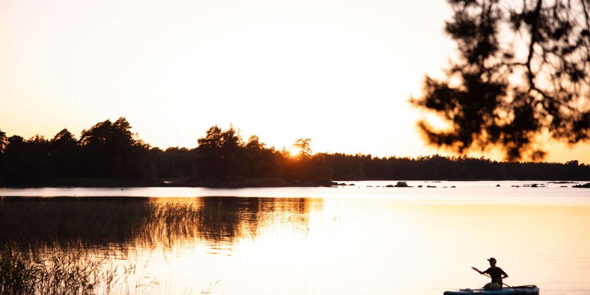 Stand Up Paddle bei Sonnenuntergang im Asnen Nationalpark