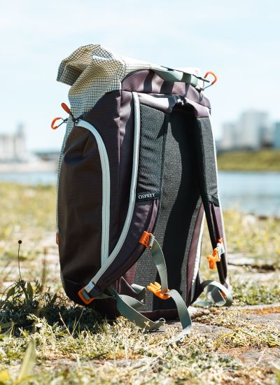 Osprey Transporter Rolltop in natürlicher Umgebung am Wasser