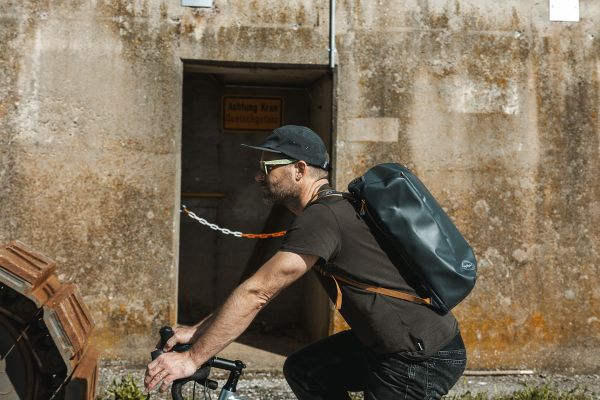 Big Agnes Causeway 28 L Fahrradfahrerim Profil vor einer Hafenmauer