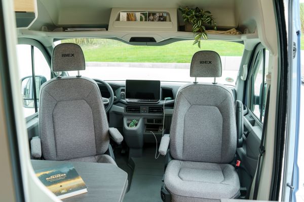Sunlight IBEX Serienfahrzeug 2026 Cockpit mit gedrehten Sitzen
